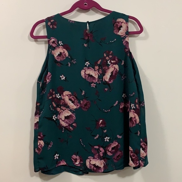 Gorgeous ELLE women’s Blouse Size Small W/liner - Picture 3 of 5